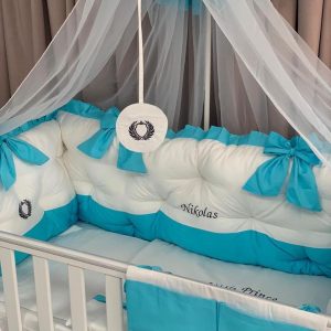MB141037 PEPPIbambini ROYAL White Tourqoise Nicholas – 11 Piezas Juego de Ropa de Cama para Cuna, 100% Algodón con bordado + Mosquitera
